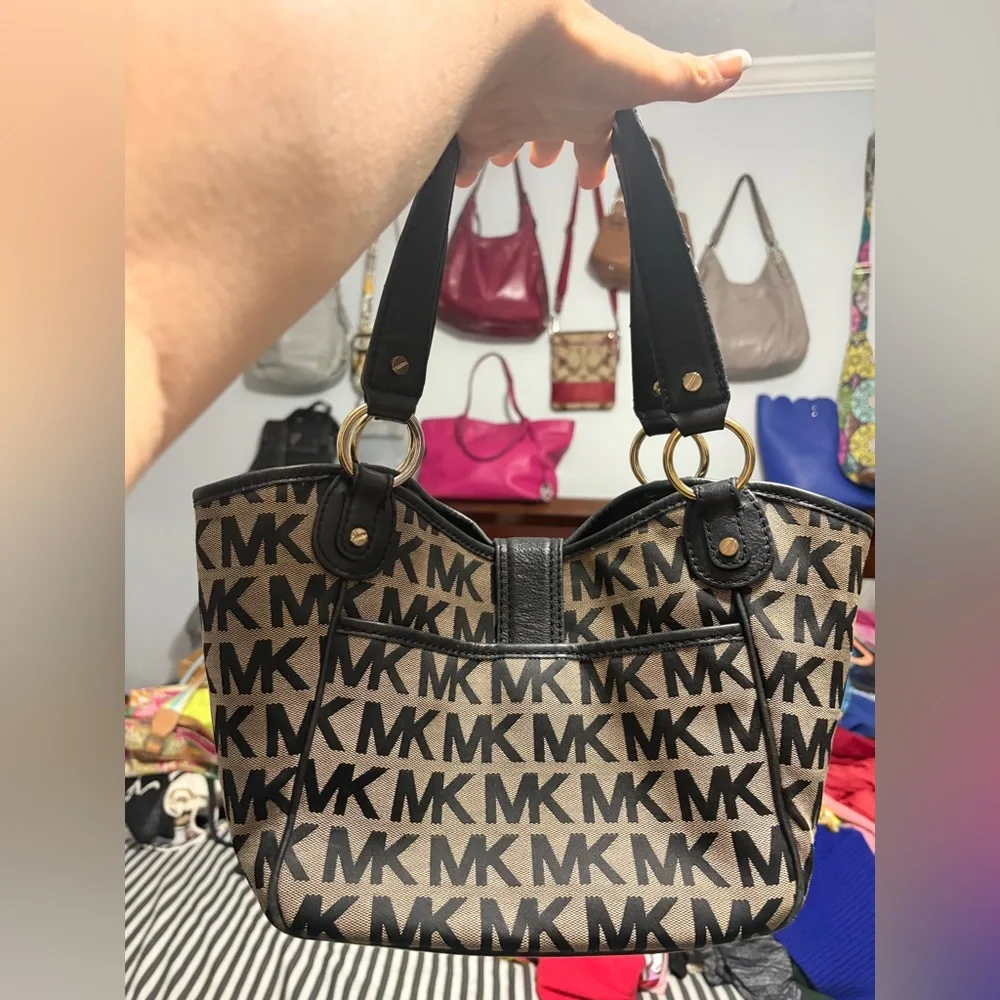 Micheal Kors Monogram Double Strap Handbag With Attached Gold Tone Lock Closure - Picture 5 of 13